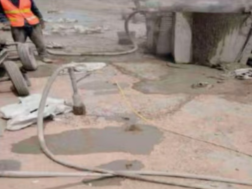 格尔木水泥混凝土路面板底注浆技术 路面脱空注浆整治方案